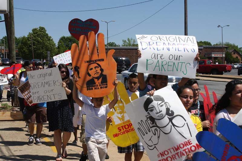Inmigrantes piden a Obama paralizar deportaciones