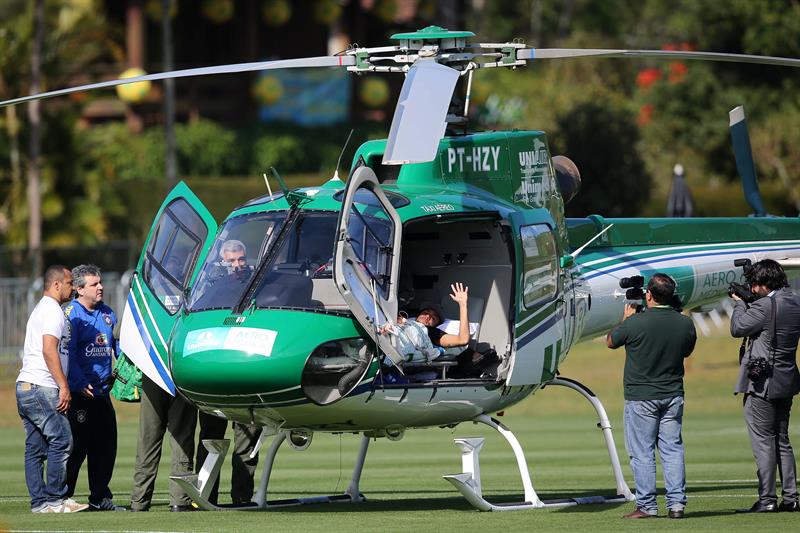 Neymar abandona la concentración de Brasil en helicóptero