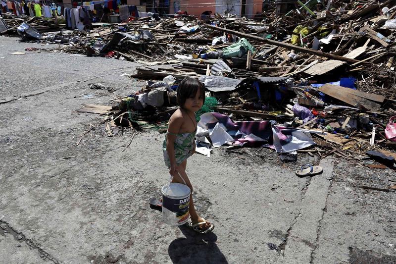 Miles de filipinos sin hogar ni trabajo 6 meses después del Haiyan