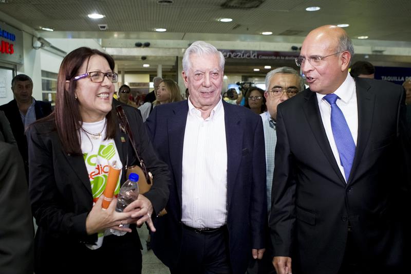 Vargas Llosa llega a Venezuela deseando que diálogo de paz sea "efectivo"