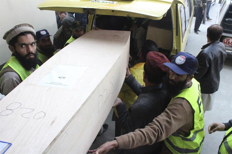 Autoridades paquistaníes inician investigación de avión estrellado