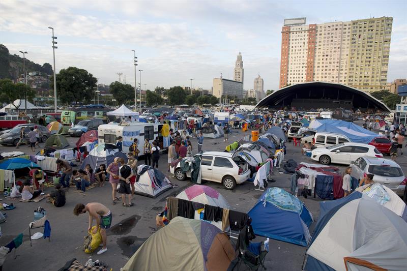 Desalojan a los últimos aficionados acampados en Río desde el Mundial