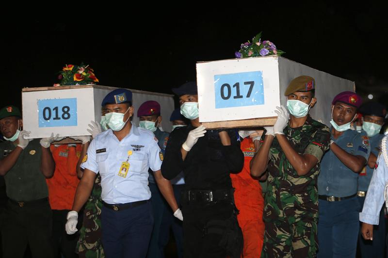 Recuperados 30 cadáveres del avión de AirAsia accidentado en el mar de Java