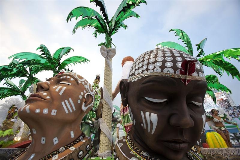 Brasil se entrega al frenesí del carnaval con millones de personas