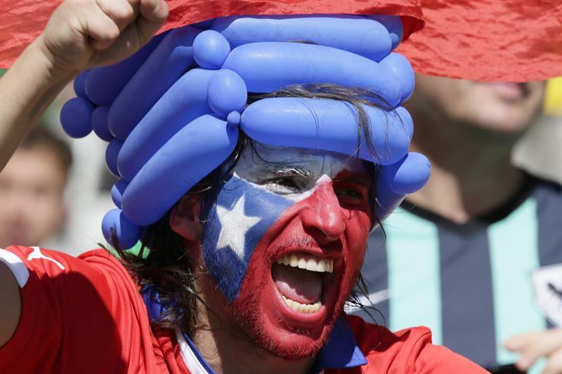 Brasileños y chilenos tiñen de color y fiesta el Mineirao de Belo Horizonte