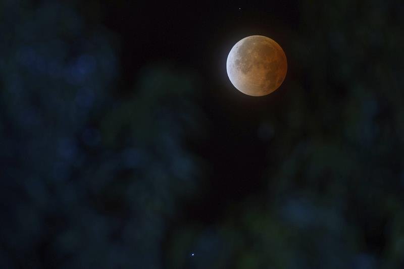 Ecuatorianos sacrificaron horas de sueño para ver eclipse lunar