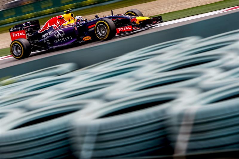 Hamilton lidera la segunda práctica de Shanghái, y Alonso acaba segundo