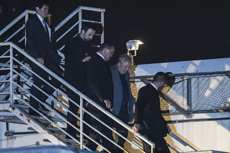 Lula se entregó a la policía para purgar 12 años de cárcel