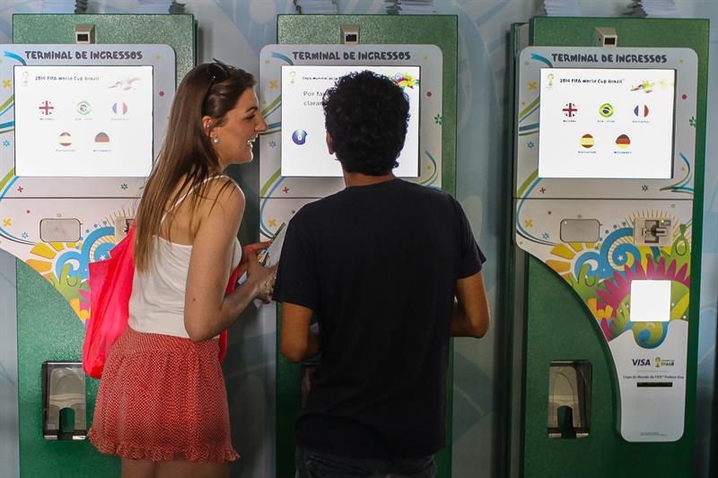 Abren los centros de retiro de entradas del Mundial de Brasil