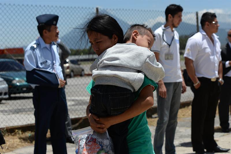 Arribó a Guatemala segundo vuelo de niños deportados junto a sus familiares
