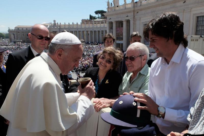 El Papa bromea con los fieles argentinos y les pide mate