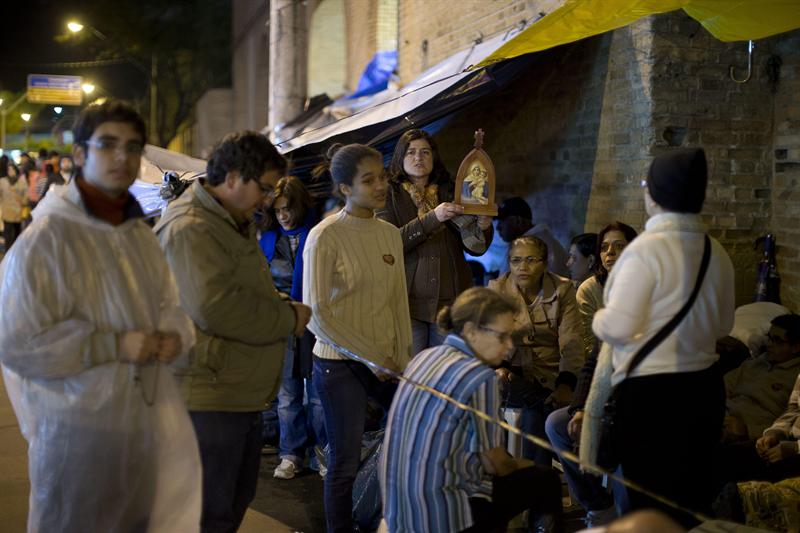 Fieles hacen fila desde el lunes para asistir a misa en Aparecida