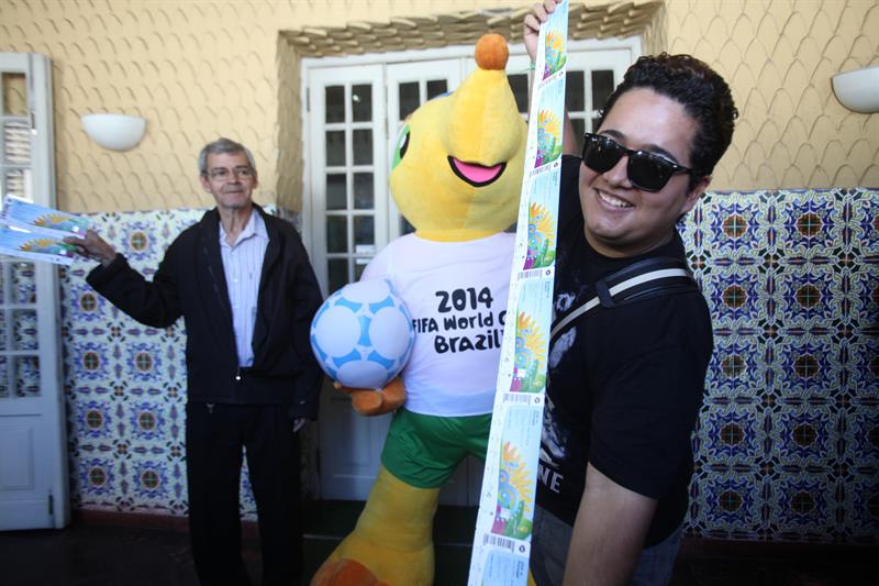 Abren los centros de retiro de entradas del Mundial de Brasil