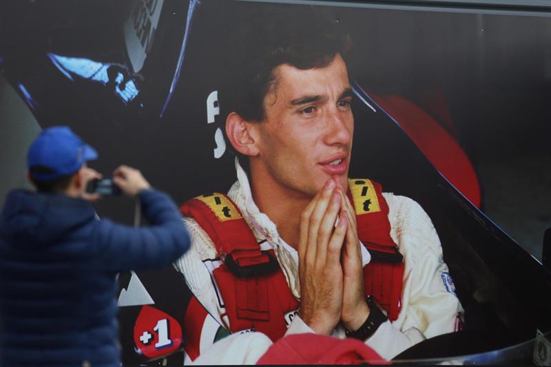 Sentido homenaje recuerda al corredor Ayrton Senna en pista donde murió