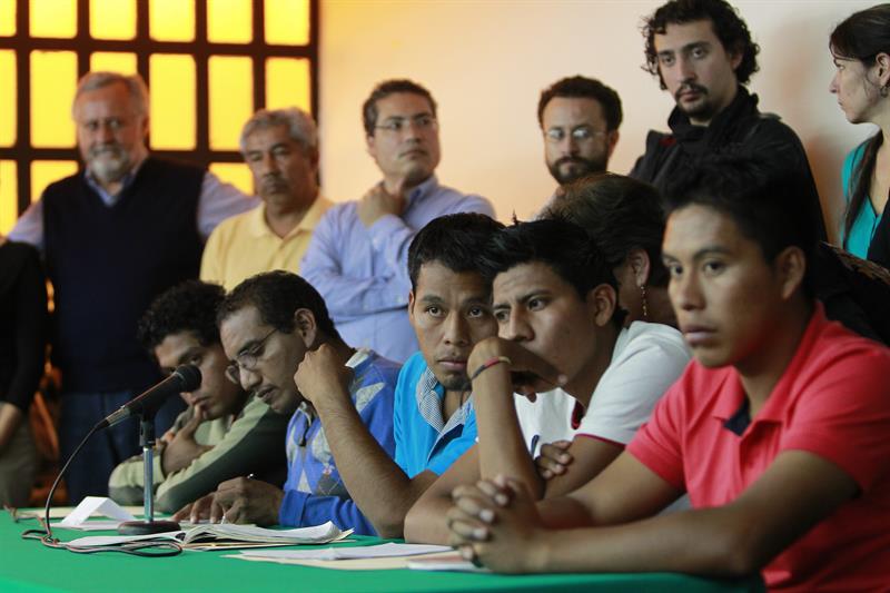 Hallan más fosas durante investigación sobre estudiantes desaparecidos en México