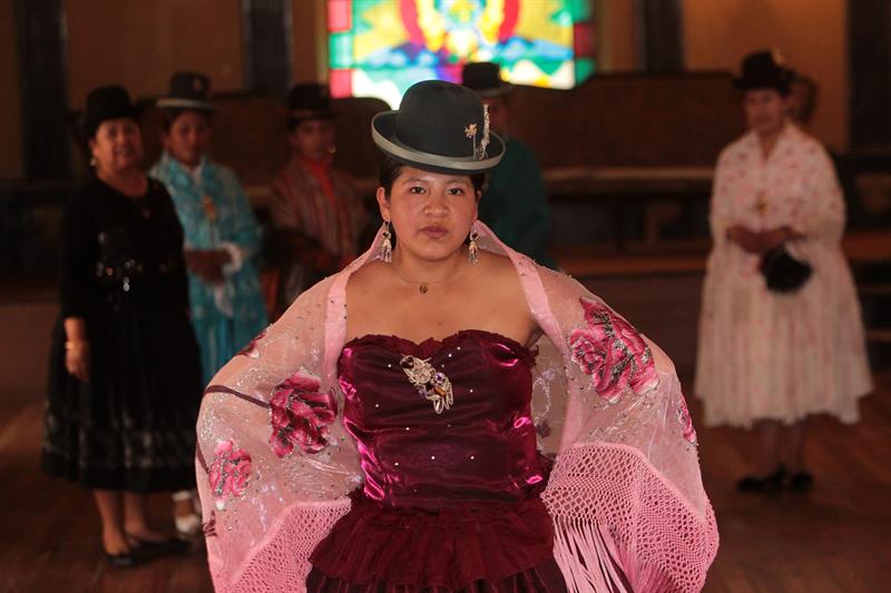 La "cholita" rompe moldes sobre la pasarela con su primera escuela de modelos