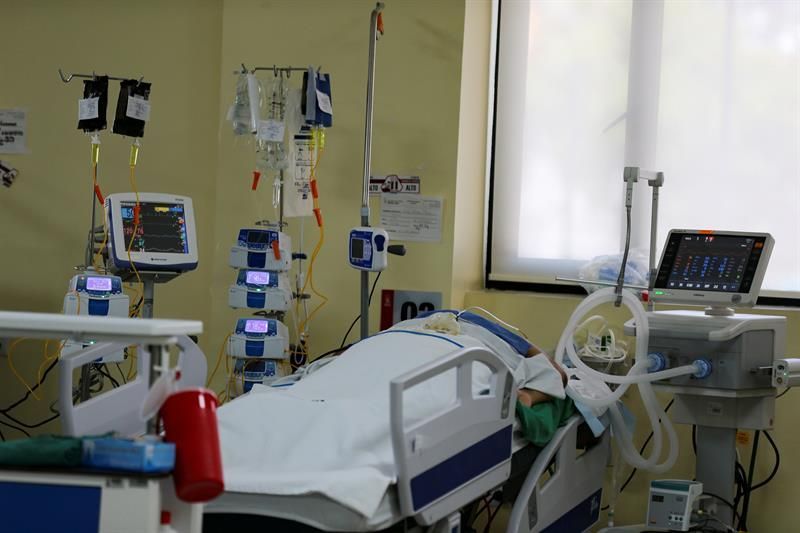 Casi 100 personas esperan por camas en las UCI de Quito