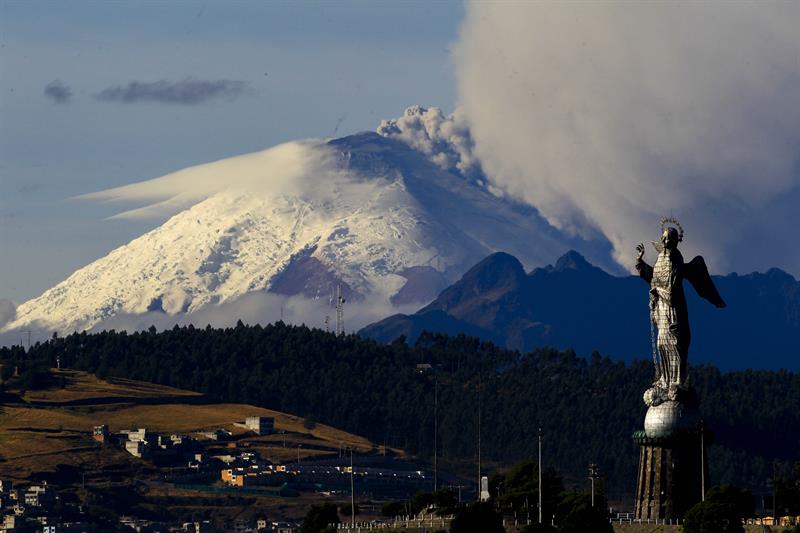 Dos poblados de Pichincha afectados por caída de ceniza del volcán Cotopaxi