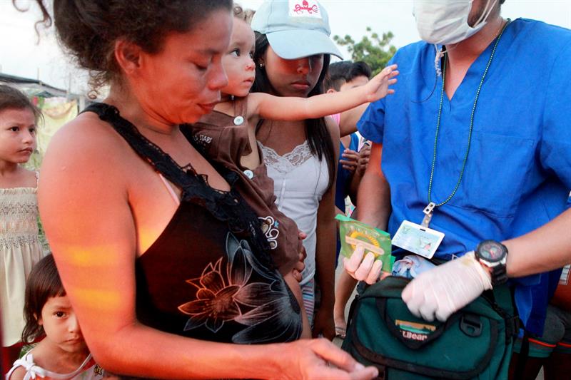 Respirar, conseguir comida y evitar robos, los retos diarios en la zona cero