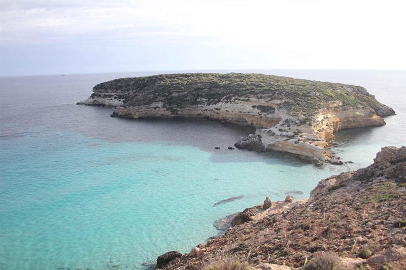 Nuevo naufragio cerca de Lampedusa causa al menos 50 muertos