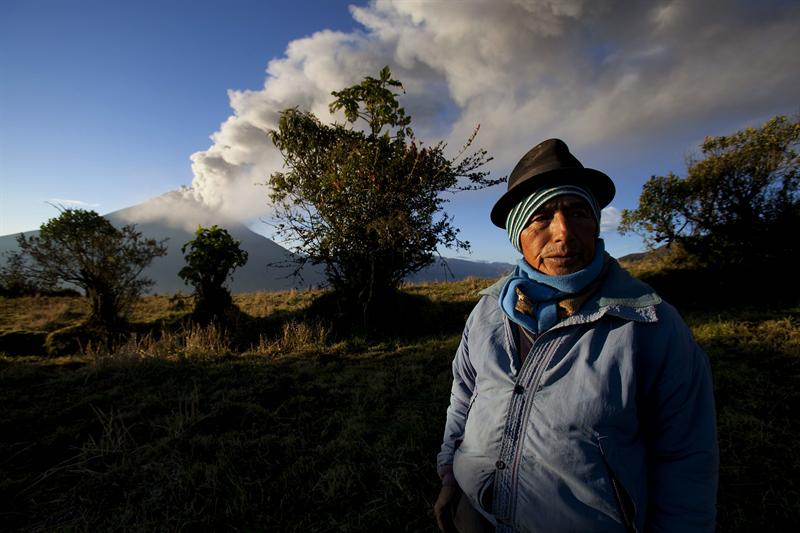 El Tungurahua incrementa sus explosiones y sigue emanando ceniza