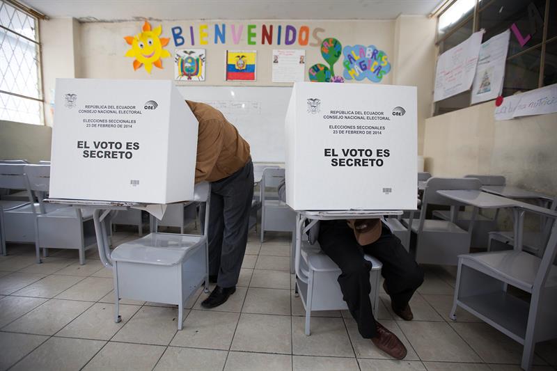 Ecuador tiene una democracia híbrida, según estudio internacional