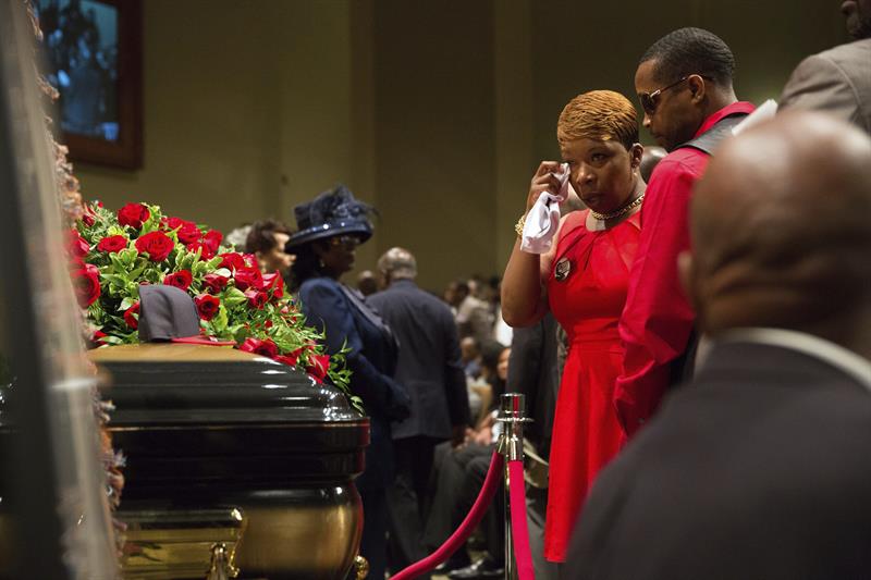 Cientos de personas se congregan en San Luis para el funeral de Michael Brown