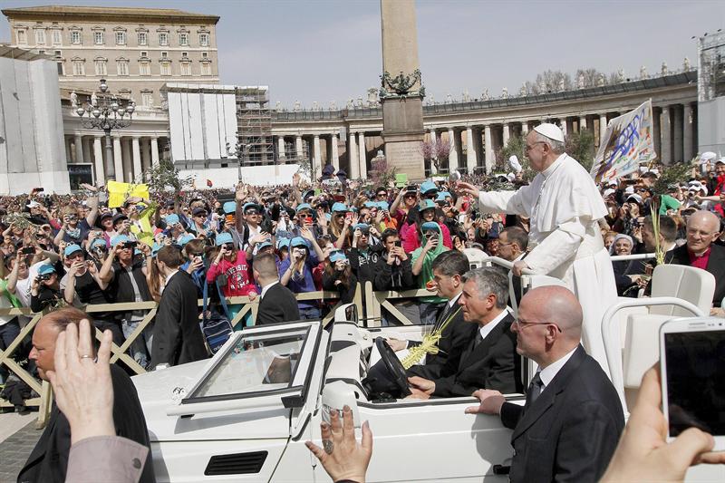 Francisco abre los ritos de su primera Semana Santa como papa