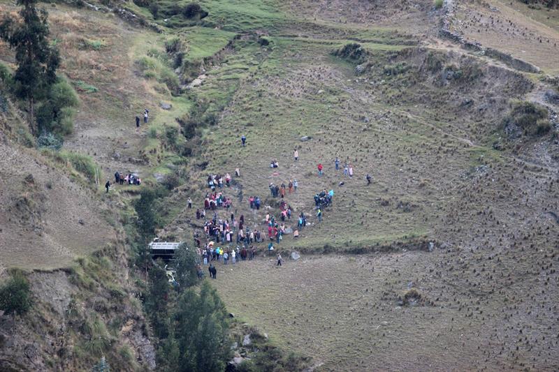 Asciende a 11 el número de muertos en camioneta sepultada por un alud en Lima