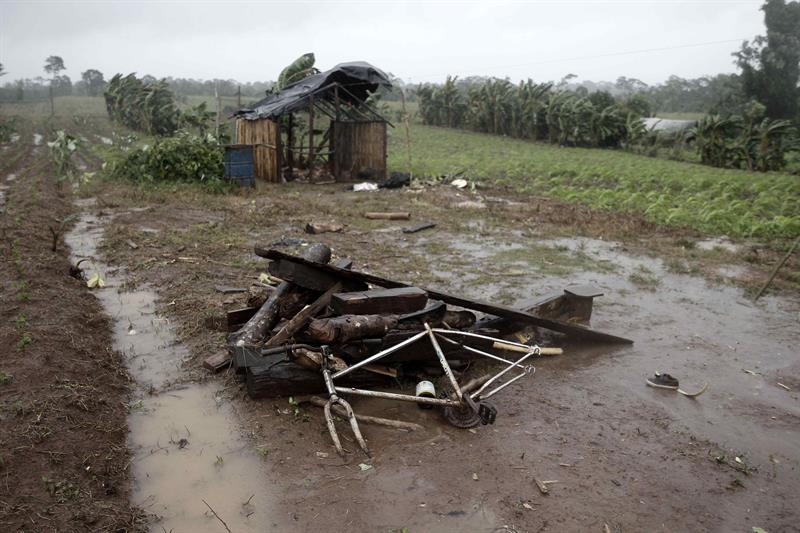 Huracán Otto perdió fuerza y se convirtió en tormenta tropical