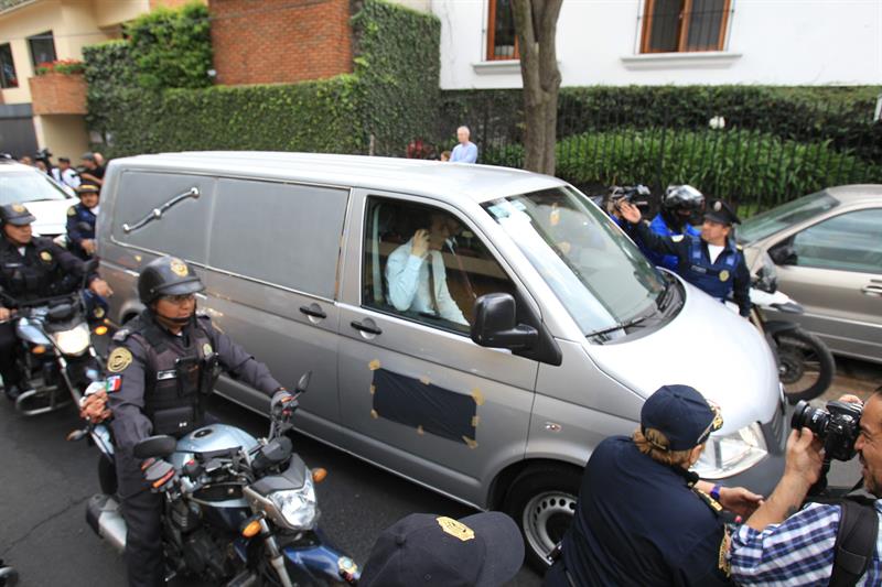 Sale coche fúnebre de la residencia de Gabriel García Márquez