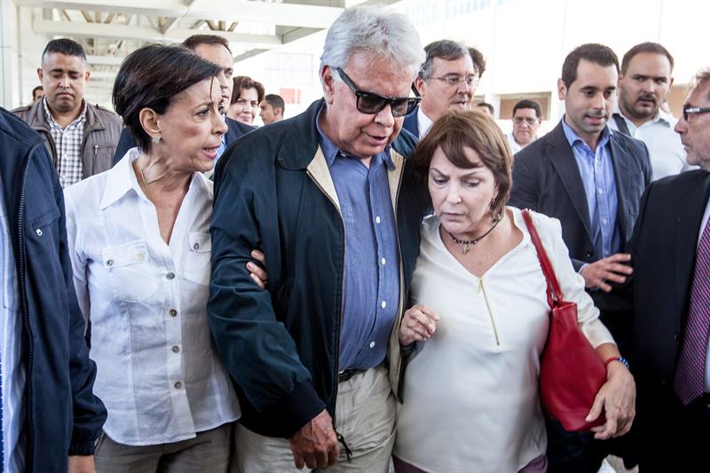 González llega a Venezuela bienvenido por opositores y rechazado por chavismo