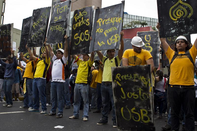 Profesores universitarios marchan en Caracas para exigir alza salarial