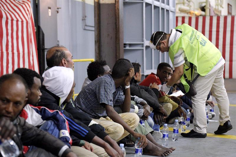 Rescatan a más de 700 refugiados en estrecho de Sicilia