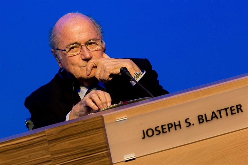 Blatter gana votación sobre límite de edad y robustece su posible reelección