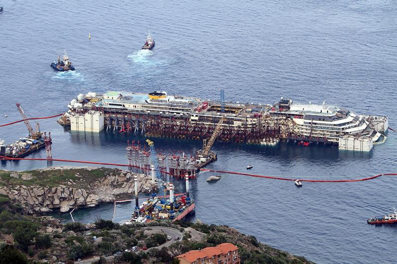 El Costa Concordia vuelve a flote dos años y medios después del desastre