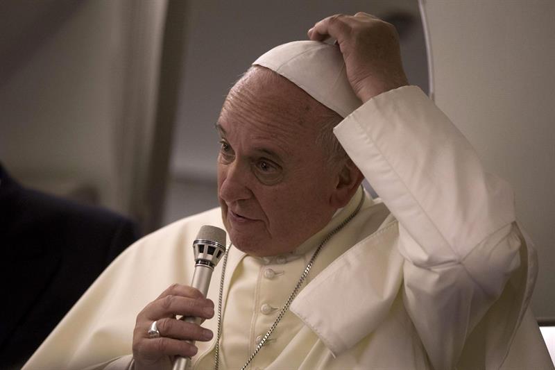 El papa ve una &quot;puerta abierta&quot; para discutir la castidad sacerdotal