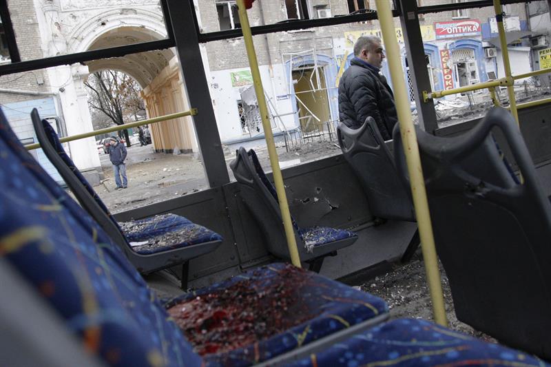 13 muertos al impactar un proyectil en una parada de tranvía en Donetsk