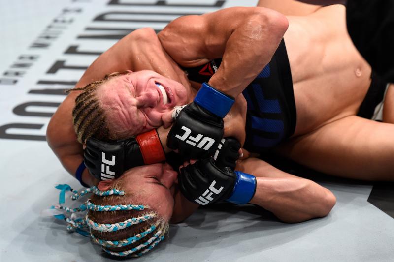 Luchadora de la UFC pasa vergonzoso momento durante pelea en el ring