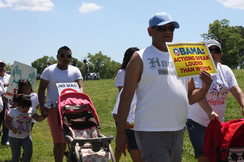 Inmigrantes piden a Obama paralizar deportaciones