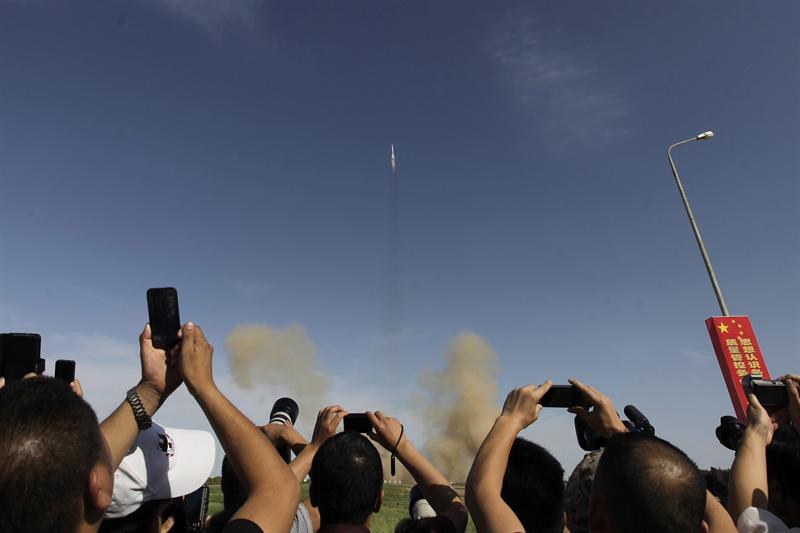 China lanza 3 astronautas al espacio en su quinta misión tripulada