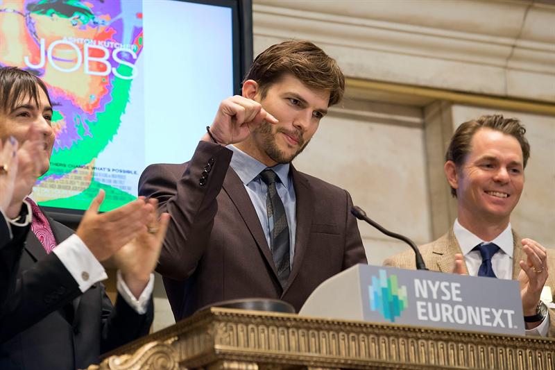 Ashton Kutcher revoluciona la bolsa de Nueva York para promocionar &quot;Jobs&quot;