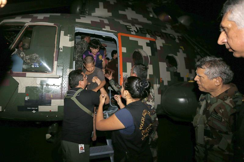Perú difunde video de la liberación de 15 personas retenidas por Sendero Luminoso