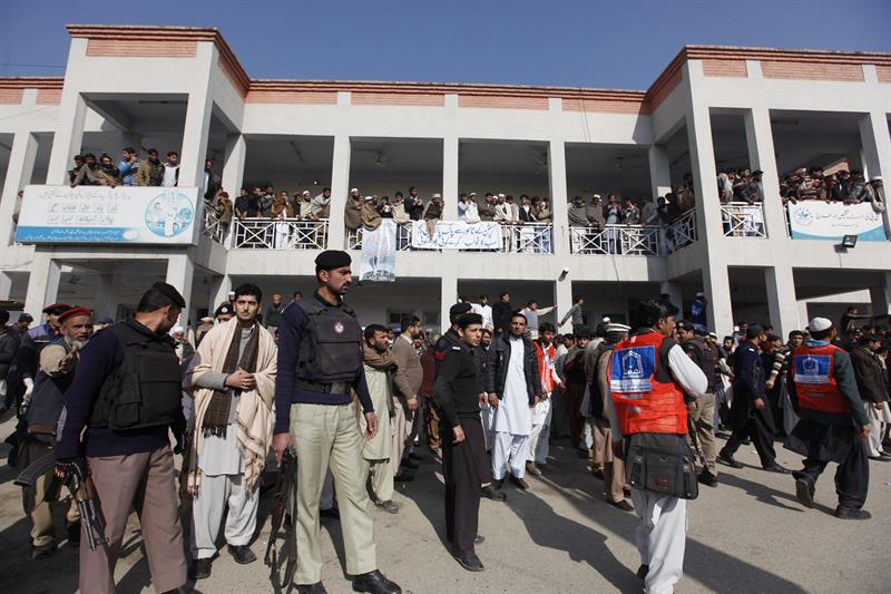Al menos 25 muertos en asalto talibán a una universidad de Pakistán