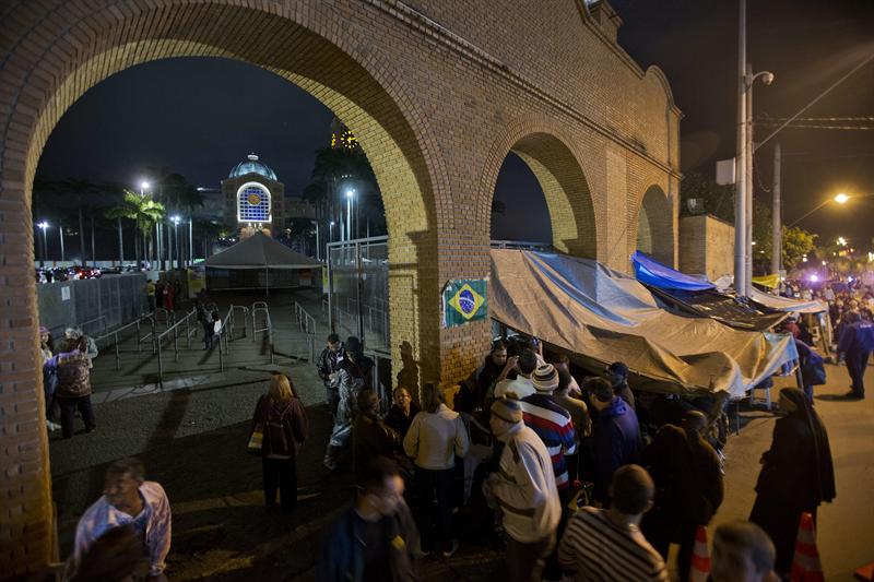 Fieles hacen fila desde el lunes para asistir a misa en Aparecida