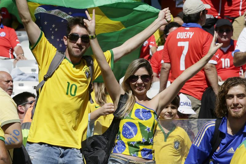 Brasileños y chilenos tiñen de color y fiesta el Mineirao de Belo Horizonte