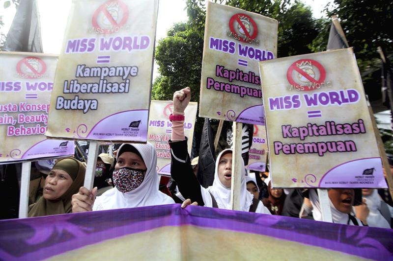Musulmanes protestan contra celebración de Miss Mundo en Indonesia
