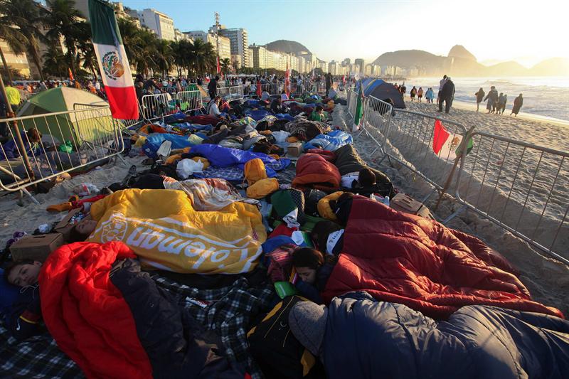 Fieles transformaron Copacabana en un campamento durante vigilia