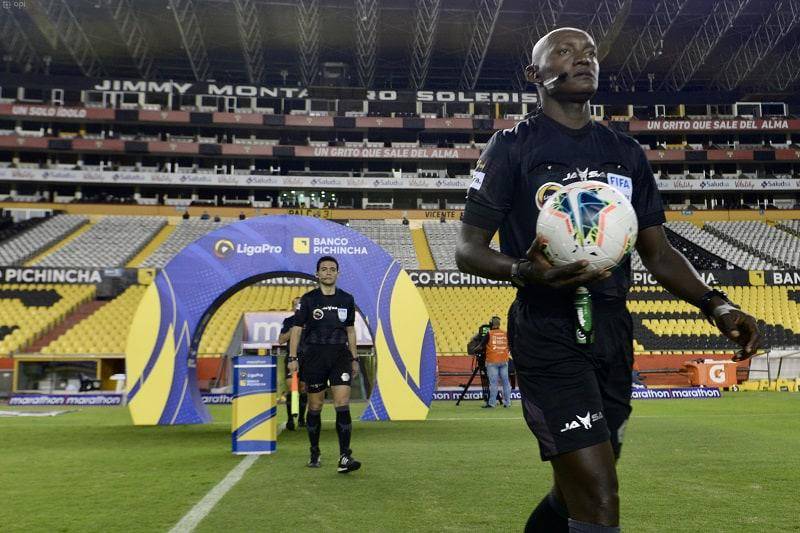 El juez Augusto Aragón conducirá el LDUQ vs BSC en el 'Rodrigo Paz'