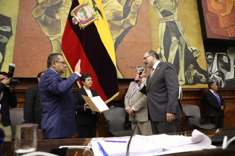 La Asamblea posesiona a Xavier Mauricio Torres como el nuevo Contralor General del Estado